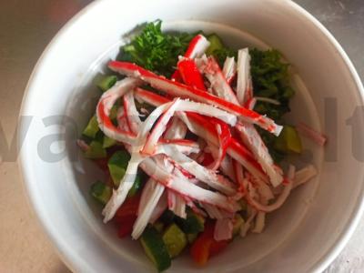 Daržovių salotas su krabų lazdelėmis ir petražolėmis Žingsnis 4