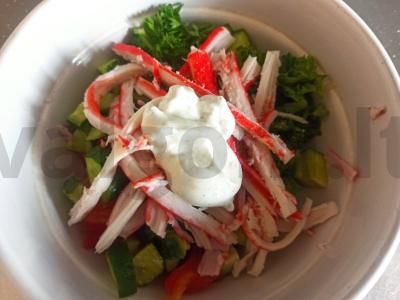 Daržovių salotas su krabų lazdelėmis ir petražolėmis Žingsnis 5