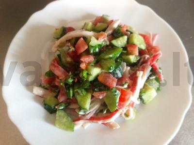 Daržovių salotas su krabų lazdelėmis ir petražolėmis pagrindine nuotrauka