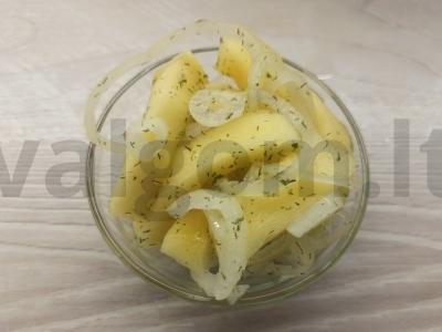 Marinuoti cukinijos su svogūnais užkandžiai pagrindine nuotrauka