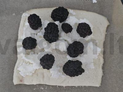 Namų sluoksniuota tešla su biogurtu ir gervuogėmis Žingsnis 4