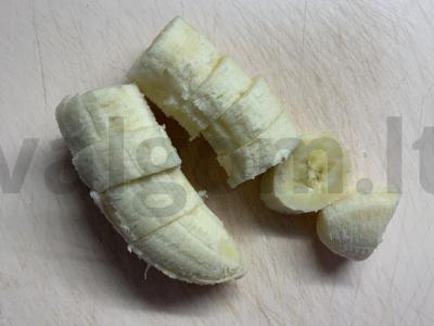 Juodųjų serbentų ir bananų pieno kokteilis Žingsnis 1