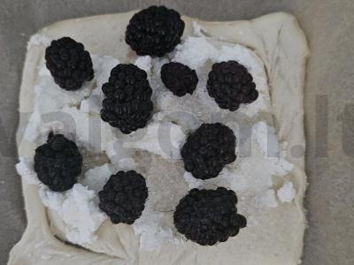 Namų sluoksniuota tešla su biogurtu ir gervuogėmis Žingsnis 5