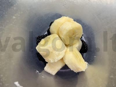 Juodųjų serbentų ir bananų pieno kokteilis Žingsnis 2