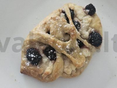 Namų sluoksniuota tešla su biogurtu ir gervuogėmis pagrindine nuotrauka