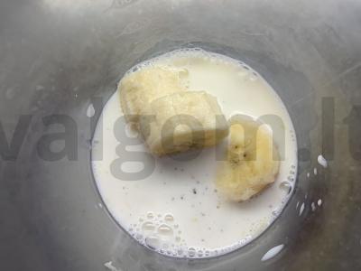 Juodųjų serbentų ir bananų pieno kokteilis Žingsnis 3