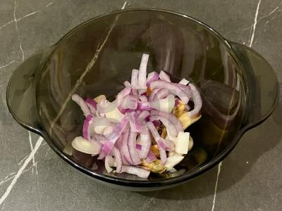 Jūros gėrybių, sūrio ir grietinės salotas Žingsnis 1