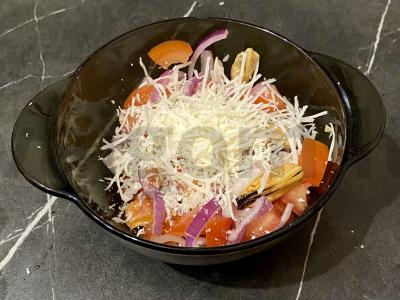 Jūros gėrybių, sūrio ir grietinės salotas Žingsnis 3