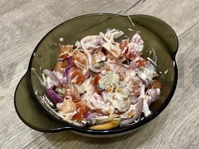 Jūros gėrybių, sūrio ir grietinės salotas pagrindine nuotrauka