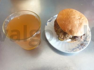 Sultingas burgeris su namine kotletu pagrindine nuotrauka