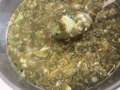 Žaliosios šaltibarščiai su rūgštynėmis pietums pagrindine nuotrauka