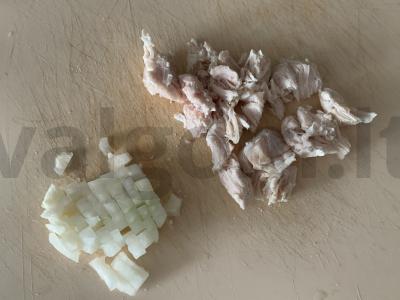 Salotas su pomidorais, kopūstais ir vištienos krūtinėle Žingsnis 1