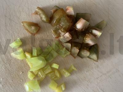 Salotas su pomidorais, kopūstais ir vištienos krūtinėle Žingsnis 4