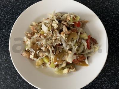 Salotas su pomidorais, kopūstais ir vištienos krūtinėle pagrindine nuotrauka