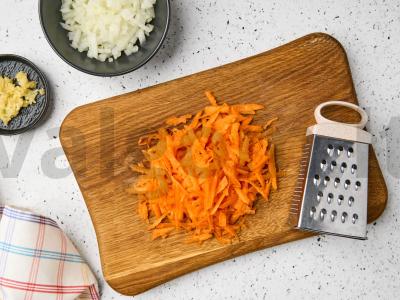 Troškinti vištienos blauzdelės grietinėje Žingsnis 2