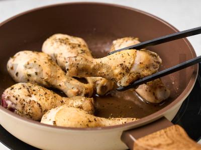 Troškinti vištienos blauzdelės grietinėje Žingsnis 3