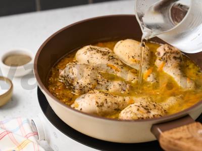 Troškinti vištienos blauzdelės grietinėje Žingsnis 5