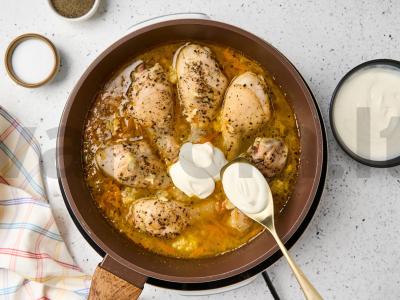 Troškinti vištienos blauzdelės grietinėje Žingsnis 6