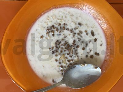 Avižinė košė migdolų-kokosų piene pagrindine nuotrauka