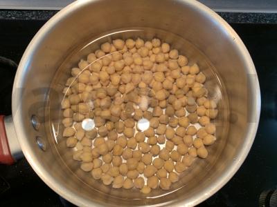 Avinžirnių, pomidorų ir svogūnų salotas Žingsnis 1