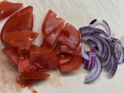 Avinžirnių, pomidorų ir svogūnų salotas Žingsnis 2