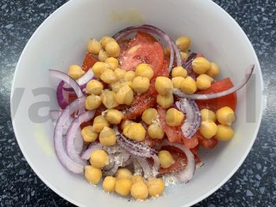 Avinžirnių, pomidorų ir svogūnų salotas Žingsnis 3