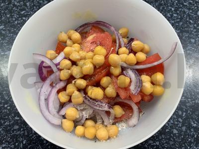 Avinžirnių, pomidorų ir svogūnų salotas Žingsnis 4