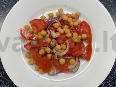 Avinžirnių, pomidorų ir svogūnų salotas pagrindine nuotrauka