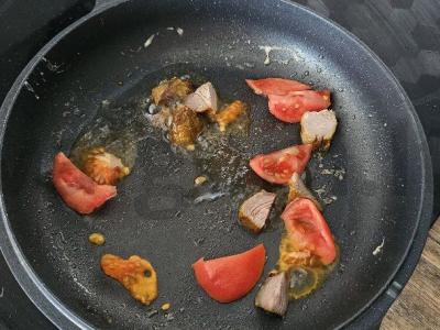 Kiaušinienė su sviestu, mėsa ir pomidorais Žingsnis 2