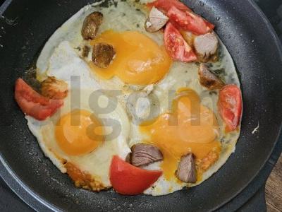 Kiaušinienė su sviestu, mėsa ir pomidorais Žingsnis 3