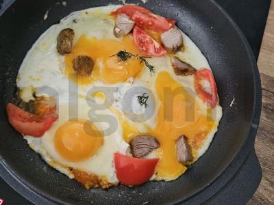 Kiaušinienė su sviestu, mėsa ir pomidorais Žingsnis 4