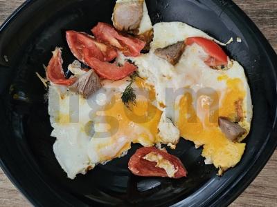 Kiaušinienė su sviestu, mėsa ir pomidorais pagrindine nuotrauka