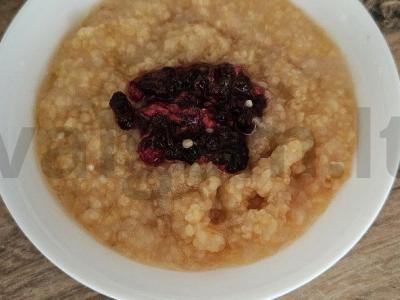 Pieninė kukurūzų košė su miško uogomis pagrindine nuotrauka