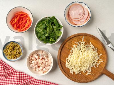 Stromboli su vištiena, kumpiu ir sūriu Žingsnis 1