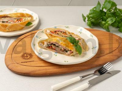 Stromboli su vištiena, kumpiu ir sūriu pagrindine nuotrauka