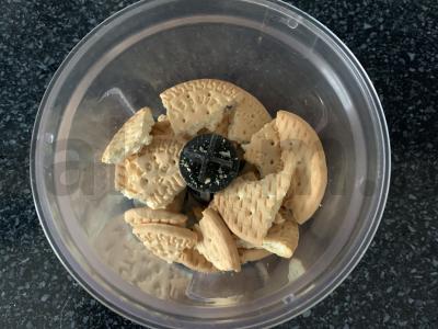 Desertas iš sausainių, halvos ir grietinės Žingsnis 1