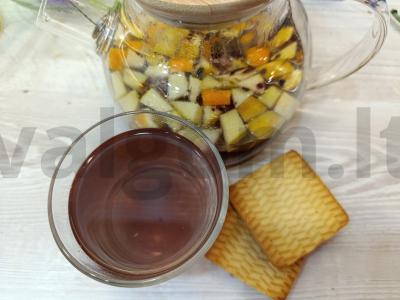 Arbatos gėrimas su obuoliu ir apelsinu pagrindine nuotrauka