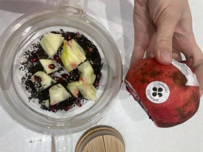 Juodasis arbata su Antonovka obuoliais ir granatais Žingsnis 3