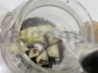 Juodasis arbata su Antonovka obuoliais ir granatais Žingsnis 4