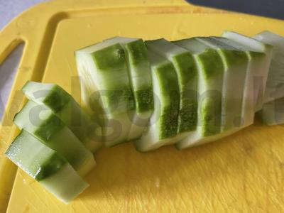 Greitai marinuoti agurkai prie bulvių Žingsnis 1