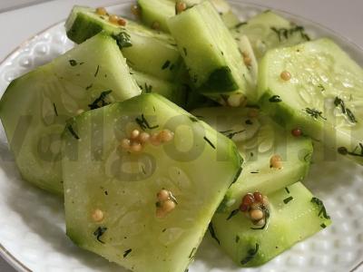 Greitai marinuoti agurkai prie bulvių pagrindine nuotrauka