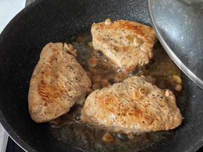 Kepti kalakutų steikai pagrindine nuotrauka