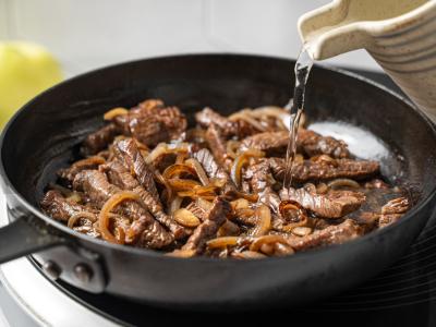 Troškinta mėsa su obuoliais Žingsnis 4