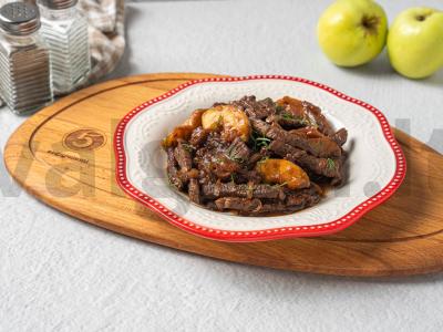 Troškinta mėsa su obuoliais pagrindine nuotrauka