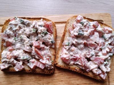 Karšti sumuštiniai su vištiena ir pomidoru Žingsnis 4