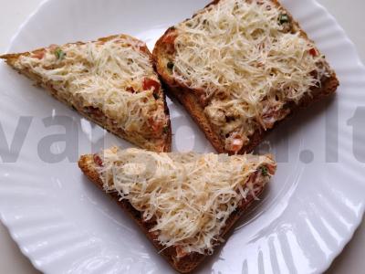 Karšti sumuštiniai su vištiena ir pomidoru pagrindine nuotrauka