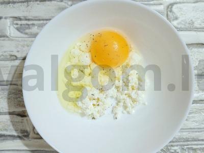 Varškės omletas su kumpiu ir sūriu ant tortilijos Žingsnis 1