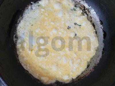 Varškės omletas su kumpiu ir sūriu ant tortilijos Žingsnis 2