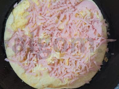 Varškės omletas su kumpiu ir sūriu ant tortilijos Žingsnis 5