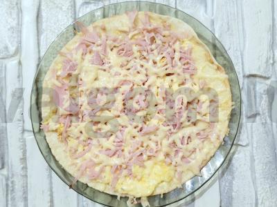 Varškės omletas su kumpiu ir sūriu ant tortilijos pagrindine nuotrauka